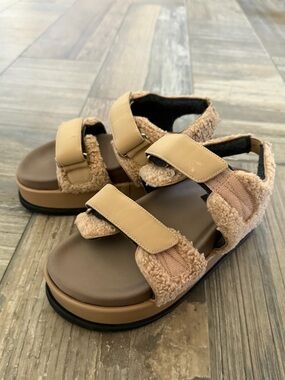 ROAM Velcro Fuzzy Stack Platform sandals in beige faux shearling size 7
